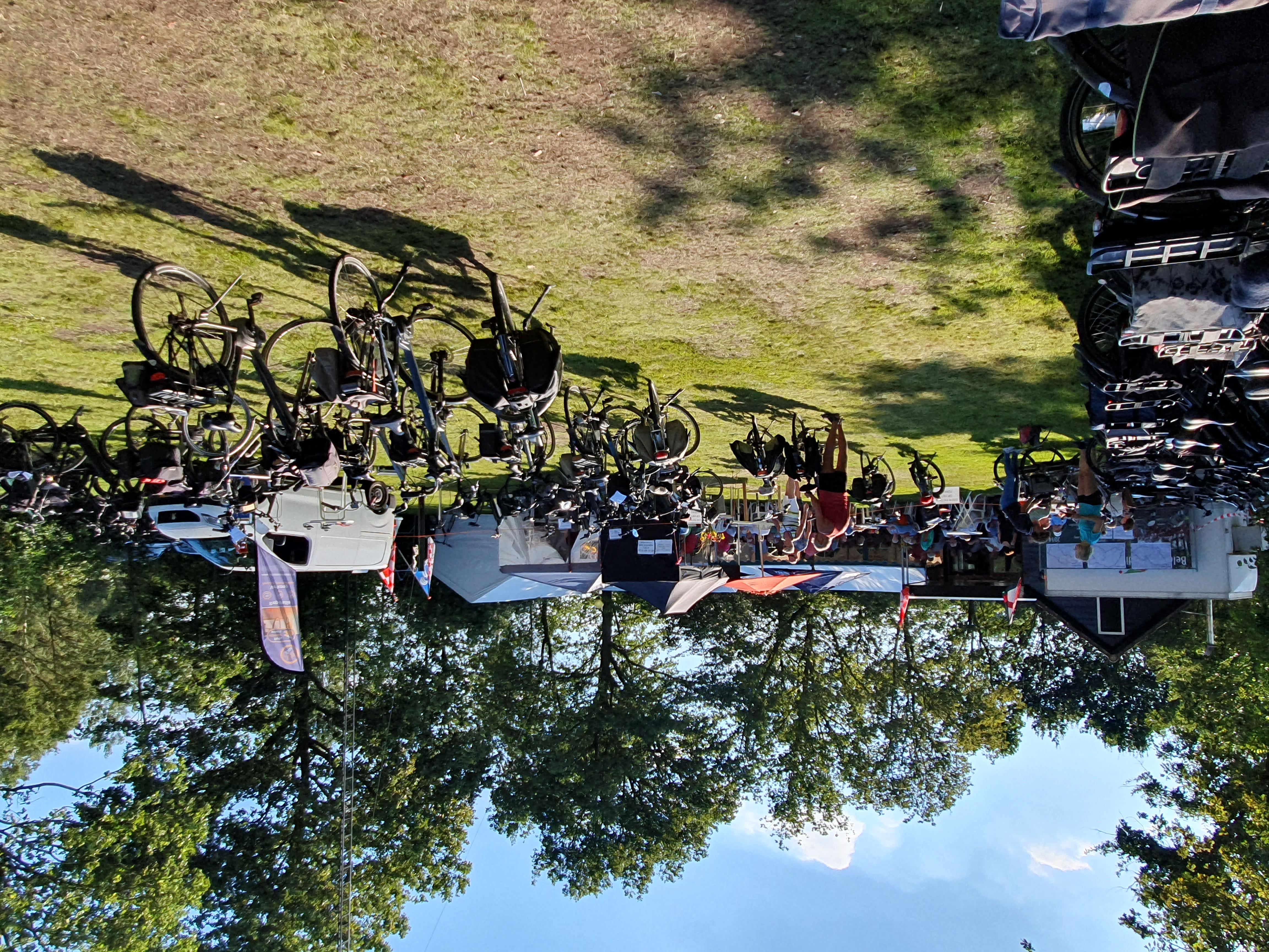 Fiets3daagse Soerendonk Fietsers bij aankomst startplaats