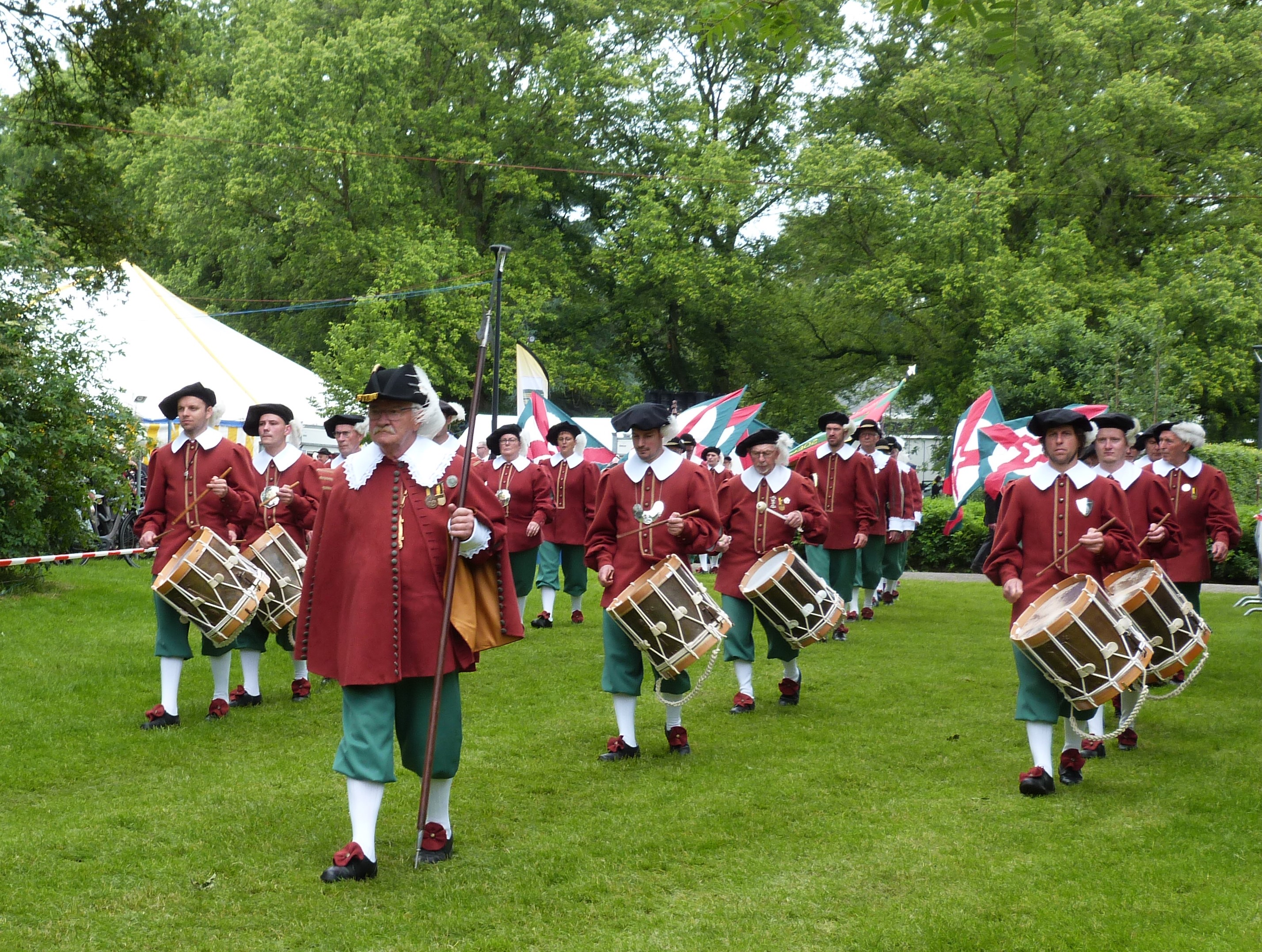 Sint-Jansgilde klaar voor de terugreis na geslaagd gildefeest. in Someren-Eind. Sint-Jansgilde tijdens de Kringgildedag te Bergeijk