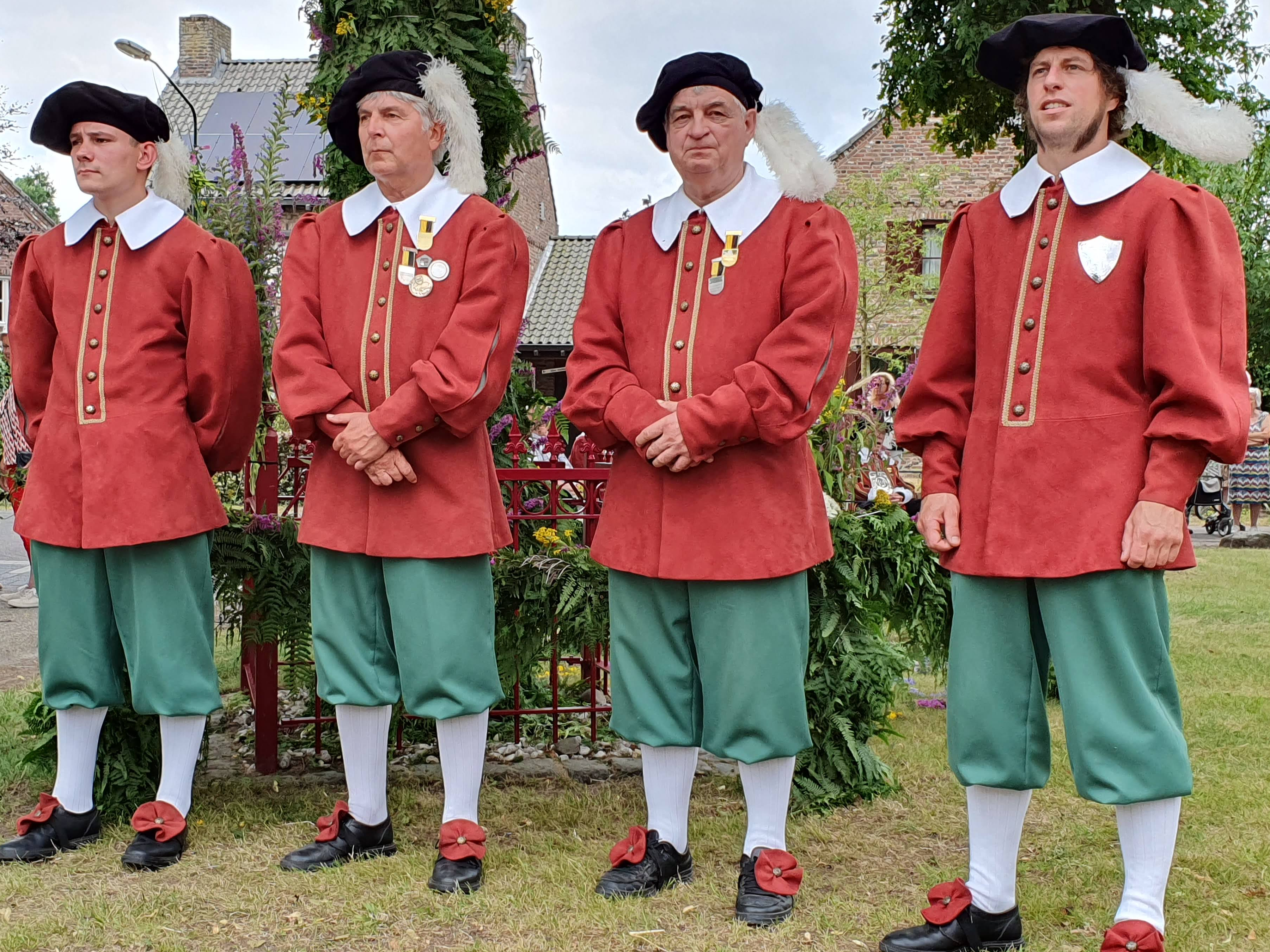 De nieuwe deken met de drie jubilarissen bij de schutsboom. De nieuwe deken met de drie jubilarissen bij de schutsboom.
